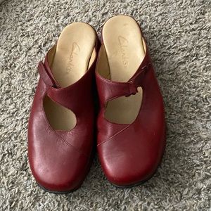 Clark red leather mule